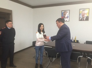  Глава района Виктор Санджиев вручил паспорт гражданина Российской Федерации гражданке Украины Елене Сим.